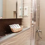 Apartment In The Center In The House With Atlantes *