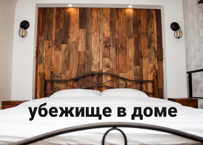 Апартаменти In The Center In The House With Atlantes *